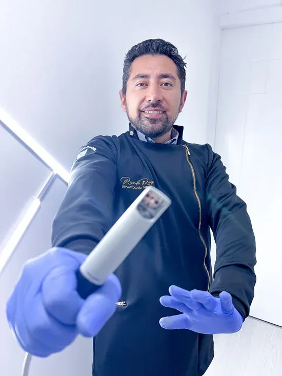 Dr. Ricardo Ruiz, implantólogo de Implantes Dentales Ecuador en Quito